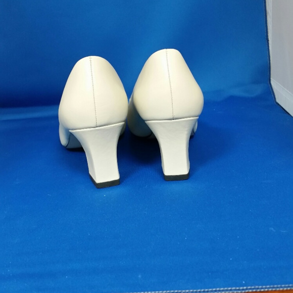 Candid Statements Bone Leather pump. Size 6-1/2m. - Picture 4 of 7